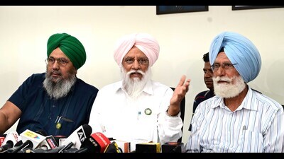 Bhartiya Kisan Union (Rajewal) president Balbir Singh Rajewal along with the leaders of other farm unions addressing media at Kisan Bhawan, Sector 35 in Chandigarh on Tuesday. (Keshav Singh /HT) Bhartiya Kisan Union (Rajewal) president Balbir Singh Rajewal along with the leaders of other farm unions addressing media at Kisan Bhawan, Sector 35 in Chandigarh on Tuesday. (Keshav Singh /HT)