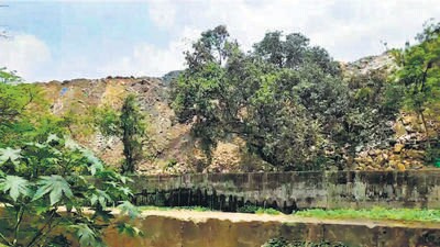 Construction debris accumulated on the bank of the Mithi river. (HT Photo)