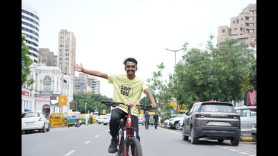 Sahil Jha, who has been pedalling across India, has now reached Delhi to promote the Save Soil movement. (Photo: Gokul VS/HT) Sahil Jha, who has been pedalling across India, has now reached Delhi to promote the Save Soil movement. (Photo: Gokul VS/HT)