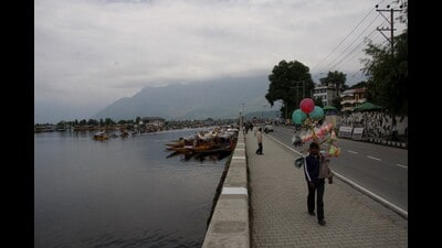 The decision by Srinagar’s deputy commissioner Mohammad Aijaz Asad, who is also the chairman of the Regional Transport Authority, comes as the 2-km picturesque stretch from Badyari Chowk, Dalgate to Nehru Park often witnesses unauthorised halts and parking of tourist vehicles as well as those of mobile vans and cars selling merchandise. The decision by Srinagar’s deputy commissioner Mohammad Aijaz Asad, who is also the chairman of the Regional Transport Authority, comes as the 2-km picturesque stretch from Badyari Chowk, Dalgate to Nehru Park often witnesses unauthorised halts and parking of tourist vehicles as well as those of mobile vans and cars selling merchandise.
