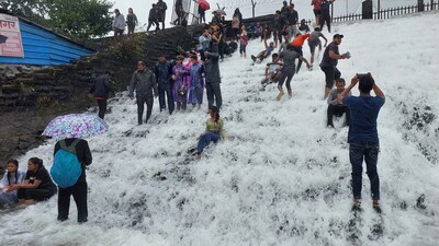 Tourists throng Bushi Dam in Lonavla over the weekend. (HT PHOTO)