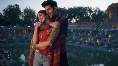 Kartik Aaryan and Kiara Advani in a still from Satyaprem Ki Katha. Kartik Aaryan and Kiara Advani in a still from Satyaprem Ki Katha.