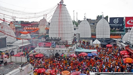 Devotees were seen visiting temples to offer prayers to Lord Shiva on Tuesday after bathing at 'Sangam' in Uttar Pradesh's Prayagraj.&nbsp;(ANI)