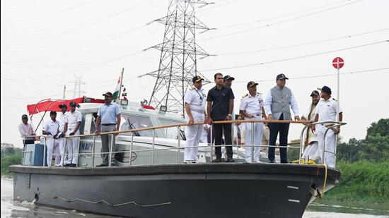Delhi LG Vk Saxena inspects the recently ascertained navigable channel in the Yamuna on Tuesday. (Sanjeev Verma /HT PHOTO)