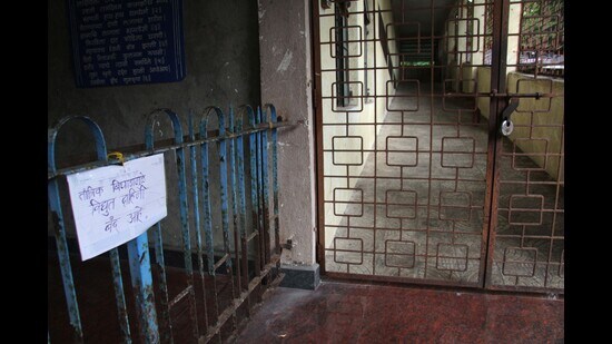 Muktidham crematorium at Dhobighat has been shut for the past few days due to technical snag. (Ravindra Joshi/HT PHOTO)