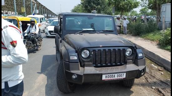 Subhash Boken, public relations officer of Gurugram police, said the suspect purchased the SUV from Rohtak only two months ago but never had the registration plates fixed even after the number was allotted. (HT Photo)