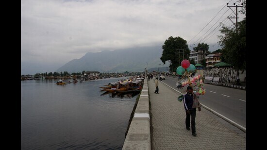 The decision by Srinagar’s deputy commissioner Mohammad Aijaz Asad, who is also the chairman of the Regional Transport Authority, comes as the 2-km picturesque stretch from Badyari Chowk, Dalgate to Nehru Park often witnesses unauthorised halts and parking of tourist vehicles as well as those of mobile vans and cars selling merchandise.