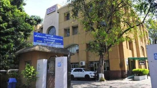 The joint commissioner and secretary Tajinderpal Singh Panchhi stated that regular anti-encroachment drives are being organised in the city to streamline the movement of traffic. (HT Photo)