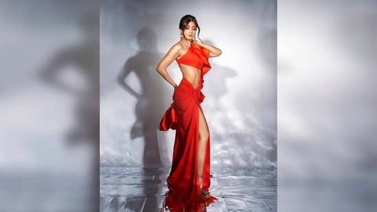 Shilpa Shetty took to her Instagram to share her stunning snaps in the outfit and flooded her caption with heart and fire emojis.&nbsp;(Instagram/@theshilpashetty)