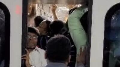 Jampacked AC train creates chaos, delay at Andheri station Jampacked AC train creates chaos, delay at Andheri station