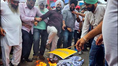 AAP MLA Jarnail Singh with party workers during the protest at Tilak Nagar Market on Wednesday. (HT Photo)