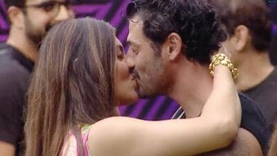 Akanksha Puri-Jad Hadid’s kiss on Bigg Boss OTT 2 is creating a lot of buzz in the virtual world as well Akanksha Puri-Jad Hadid’s kiss on Bigg Boss OTT 2 is creating a lot of buzz in the virtual world as well