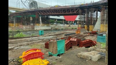 Metro construction material lying at Nadi Patra near Bhide Bridge. (Rahul Raut/HT PHOTO)