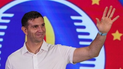 FIFA World Cup 2022 winner Argentinian footballer Emiliano Martinez greets supporters during the 'Tahader Kotha' event, in Kolkata, (PTI) FIFA World Cup 2022 winner Argentinian footballer Emiliano Martinez greets supporters during the 'Tahader Kotha' event, in Kolkata, (PTI)