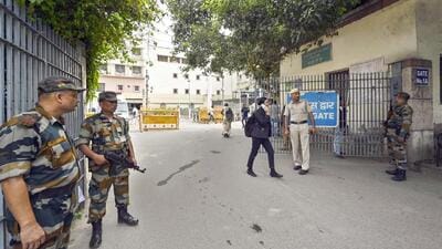 Paramilitary personnel stand guard outside Tis Hazari court complex after a firing incident took place during a clash between two groups. (Vipin Verma/HT Photo) Paramilitary personnel stand guard outside Tis Hazari court complex after a firing incident took place during a clash between two groups. (Vipin Verma/HT Photo)