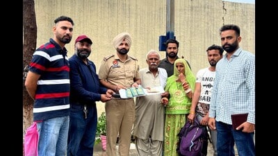 Police handing over the bag to Pakistani nationals—Mai Batan, Vikramjit and Ram Jamara in Amritsar on Wednesday. (HT Photo)