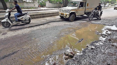 Potholes on the road near Vasant Kunj police station. (Sanjeev Verma/ HT) Potholes on the road near Vasant Kunj police station. (Sanjeev Verma/ HT)