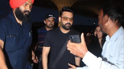 Kapil Sharma has finally wrapped up the current season of The Kapil Sharma Show and is currently on his US tour with his co-stars. He was spotted at the airport at the departure gate on Tuesday. (Varinder Chawla) Kapil Sharma has finally wrapped up the current season of The Kapil Sharma Show and is currently on his US tour with his co-stars. He was spotted at the airport at the departure gate on Tuesday. (Varinder Chawla)