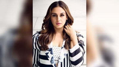 Assisted by makeup artist Ajay Vishwasrao, Huma got decked up with a nude eyeshadow, mascara-coated eyelashes, a dewy base, and a shade of mauve lipstick. (Instagram/@iamhumaq) Assisted by makeup artist Ajay Vishwasrao, Huma got decked up with a nude eyeshadow, mascara-coated eyelashes, a dewy base, and a shade of mauve lipstick. (Instagram/@iamhumaq)