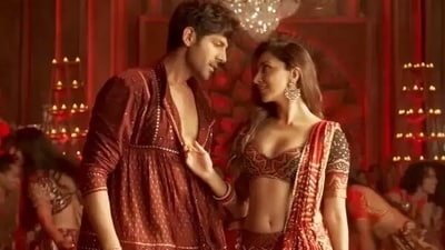 Kartik Aaryan and Kiara Advani in a still from Satyaprem Ki Katha. Kartik Aaryan and Kiara Advani in a still from Satyaprem Ki Katha.