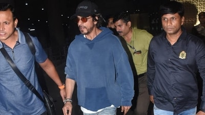 Shah Rukh Khan gave his fans a pleasant surprise as he arrived at the Mumbai airport upon his arrival from Los Angeles amid news of his injury and a minor surgery. His fans were happy to find him hale and hearty. (Varinder Chawla) Shah Rukh Khan gave his fans a pleasant surprise as he arrived at the Mumbai airport upon his arrival from Los Angeles amid news of his injury and a minor surgery. His fans were happy to find him hale and hearty. (Varinder Chawla)