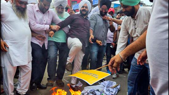 AAP MLA Jarnail Singh with party workers during the protest at Tilak Nagar Market on Wednesday. (HT Photo)