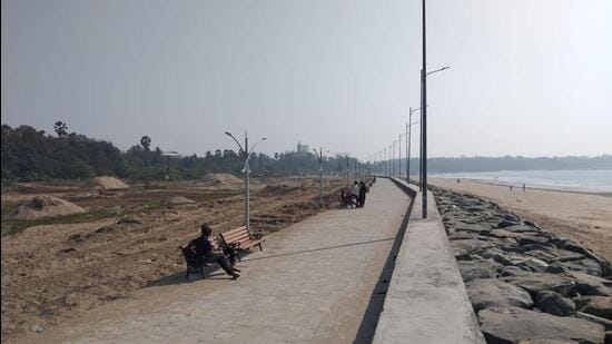 During the hearing on Monday, the applicants’ advocate Bhattacharya argued that the CRZ clearance on which the MMB relied was itself conditional. The MCZMA, which has the nod, specifically mentioned that the project work should be limited to the landward side of the beach and that there should be no construction in the intertidal area. (HT PHOTO)