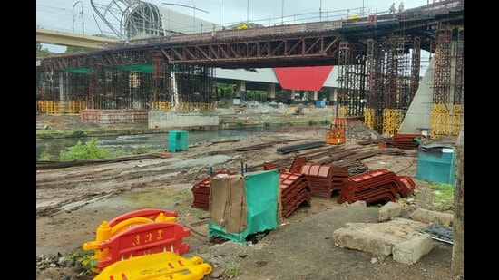 Metro construction material lying at Nadi Patra near Bhide Bridge. (Rahul Raut/HT PHOTO)