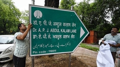 NDMC officials change the signage board after the name of Auranzeb lane is being renamed to APJ Abdul Kalam Lane in New Delhi. (Sanchit Khanna) NDMC officials change the signage board after the name of Auranzeb lane is being renamed to APJ Abdul Kalam Lane in New Delhi. (Sanchit Khanna)