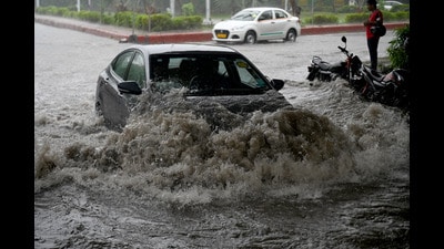 Commuters pass through a heavily waterlogged stretch of road, at Sector 44, in Noida, India, on Thursday. (Sunil Ghosh/HT Photo) Commuters pass through a heavily waterlogged stretch of road, at Sector 44, in Noida, India, on Thursday. (Sunil Ghosh/HT Photo)