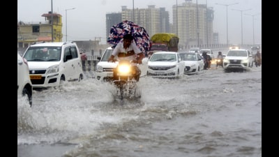 Commuters wade through a waterlogged road during monsoon rainfall at Delhi Meerut expressway in Ghaziabad , India. (Sakib Ali/HT Photo) Commuters wade through a waterlogged road during monsoon rainfall at Delhi Meerut expressway in Ghaziabad , India. (Sakib Ali/HT Photo)