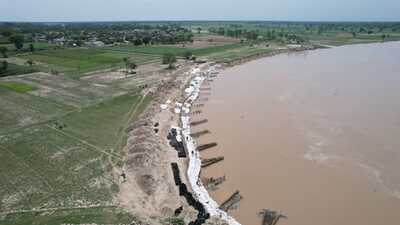 Kheri district officials carrying out anti-erosion exercise at Sujanpur village of Dhaurahra tehsil on Thursday. (HT PHOTO) Kheri district officials carrying out anti-erosion exercise at Sujanpur village of Dhaurahra tehsil on Thursday. (HT PHOTO)