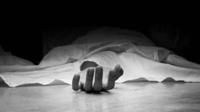 The woman went to hug the victim and stabbed her twice in the back, leaving wounds that were 4cm deep. (HT File Photo) The woman went to hug the victim and stabbed her twice in the back, leaving wounds that were 4cm deep. (HT File Photo)