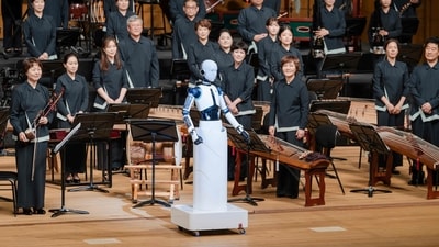 The robot is guiding the musicians of South Korea's national orchestra during a concert at the national theatre in Seoul. (National Theater of Korea / AFP) The robot is guiding the musicians of South Korea's national orchestra during a concert at the national theatre in Seoul. (National Theater of Korea / AFP)
