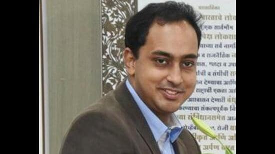 Ayush Prasad, Pune zilla parishad chief executive officer (CEO), had a close shave when a speeding truck hit the Innova car he was travelling in (HT FILE PHOTO)