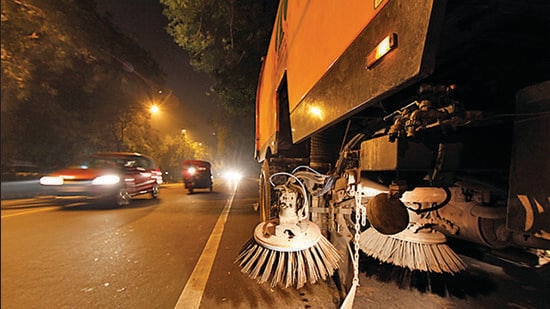 The Delhi cabinet on April 4 approved a proposal by the environment department to purchase 70 mechanical sweeping machines to remove dust on roads maintained by the PWD. (HT Archive)