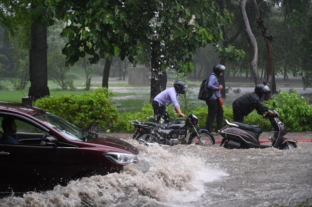 A heavily waterlogged stretch of on a road in Sector 44, Noida on Thursday. (Sunil Ghosh/HT Photo) A heavily waterlogged stretch of on a road in Sector 44, Noida on Thursday. (Sunil Ghosh/HT Photo)