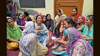 Kin of victims mourn their death in Ludhiana. (Gurpreet Singh/HT) Kin of victims mourn their death in Ludhiana. (Gurpreet Singh/HT)