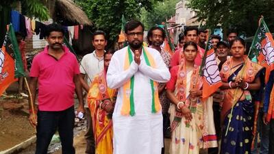 Mihilal Sheikh campaigning for BJP for the upcoming panchayat polls. (HT Photo) Mihilal Sheikh campaigning for BJP for the upcoming panchayat polls. (HT Photo)