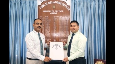 Outgoing defence spokesperson Lt Col Devender Anand (left) hands over charge to new defence spokesperson Lt Col Suneel Bartwal in Jammu on Friday. (HT Photo) Outgoing defence spokesperson Lt Col Devender Anand (left) hands over charge to new defence spokesperson Lt Col Suneel Bartwal in Jammu on Friday. (HT Photo)