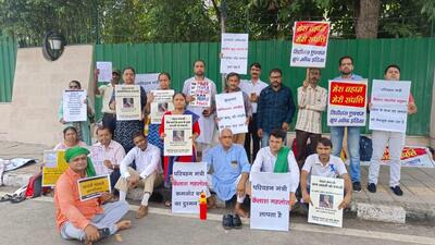 The people, gathered under the aegis of Citizens’ Action Group of India (CAGI), demanded a meeting with transport minister Kailash Gahlot to apprise him about the issue (HT Photo) The people, gathered under the aegis of Citizens’ Action Group of India (CAGI), demanded a meeting with transport minister Kailash Gahlot to apprise him about the issue (HT Photo)