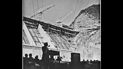 Then Prime Minister Jawaharlal Nehru addresses a gathering of workers and political leaders at the Bhakra-Nangal project site. (HT Archive) Then Prime Minister Jawaharlal Nehru addresses a gathering of workers and political leaders at the Bhakra-Nangal project site. (HT Archive)
