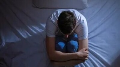 Often we feel more anxious at night. People who struggle with anxiety have a difficult time dealing with it at night. Excessive worry and the sense of fear creeps into the mind and people have a tough time managing their thoughts. Overthinking makes things worse. But why do we experience more anxiety at night? Psychologist Avi Sanders shared a few reasons. (Unsplash) Often we feel more anxious at night. People who struggle with anxiety have a difficult time dealing with it at night. Excessive worry and the sense of fear creeps into the mind and people have a tough time managing their thoughts. Overthinking makes things worse. But why do we experience more anxiety at night? Psychologist Avi Sanders shared a few reasons. (Unsplash)