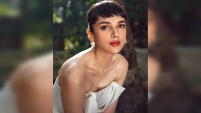 Aditi Rao Hydari teamed her outfit with a pair of classic white pointed heels and pearl earrings.&nbsp; (Instagram/@aditiraohydari)