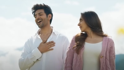 Kartik Aaryan and Kiara Advani in a still from Satyaprem Ki Katha. Kartik Aaryan and Kiara Advani in a still from Satyaprem Ki Katha.