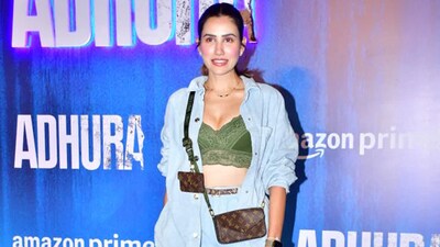 Pyaar ka Punchnama actor Sonnalli Seygall, who married businessman Ashesh L Sajnani last month, was also spotted at Adhura screening in an interest blue look. She wore an olive green crop top under a denim shirt. Pyaar ka Punchnama actor Sonnalli Seygall, who married businessman Ashesh L Sajnani last month, was also spotted at Adhura screening in an interest blue look. She wore an olive green crop top under a denim shirt. 