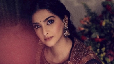 Sonam Kapoor will watch Wimbledon finals in London now. Sonam Kapoor will watch Wimbledon finals in London now.