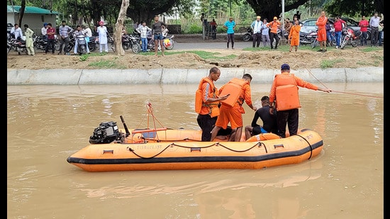 An NDRF team during the rescue operations in Sirhind Canal of Bathinda on Friday. (Sanjeev Kumar /HT)