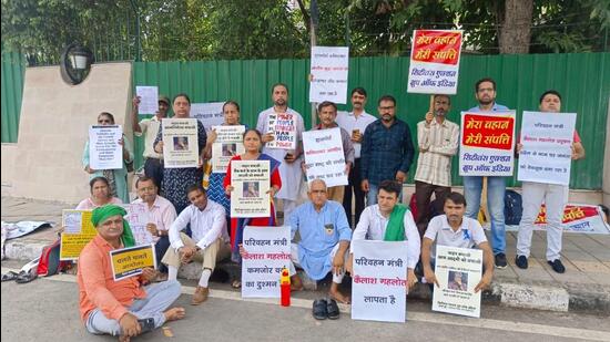 The people, gathered under the aegis of Citizens’ Action Group of India (CAGI), demanded a meeting with transport minister Kailash Gahlot to apprise him about the issue (HT Photo)