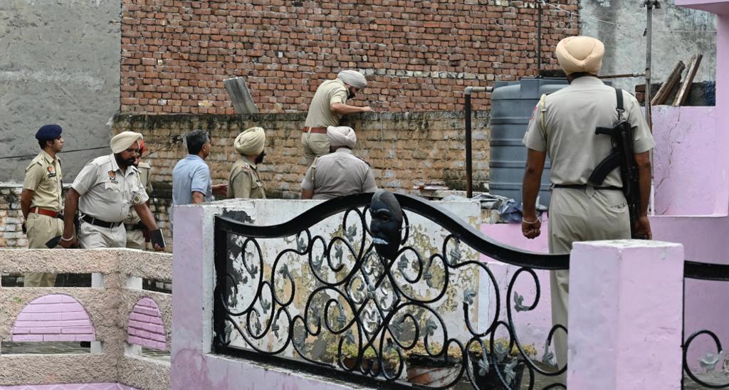 Police carrying out investigation at the house of the murder victims in Ludhiana on Friday. (Gurpreet Singh/HT) Police carrying out investigation at the house of the murder victims in Ludhiana on Friday. (Gurpreet Singh/HT)